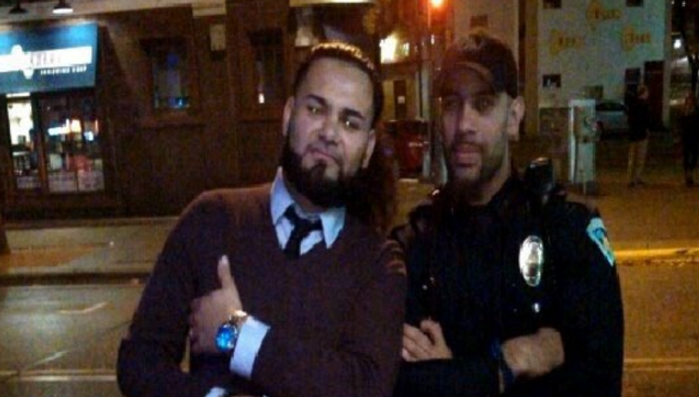 Officer Agrees to Take Photo With Citizen — Look Closely at the Man's Right Hand and You’ll See Why Police Aren't Happy