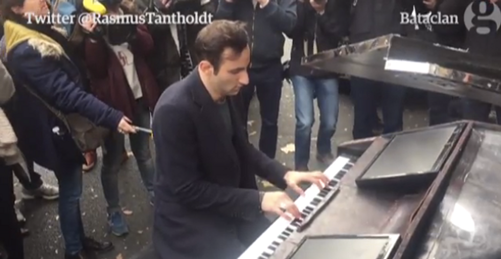 Watch As Pianist Pays a Touching Tribute to Victims of Parisian Attacks Outside Theater