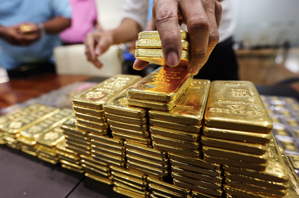 Eureka: Gold Hits One-Year High Amid Economic Uncertainties