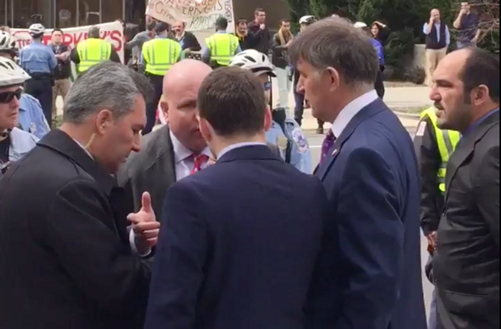 Turkish President's Security Guards Rough Up Journalists in D.C. — Watch Fed-Up Secret Service Agent Sternly Remind Them Where They Are