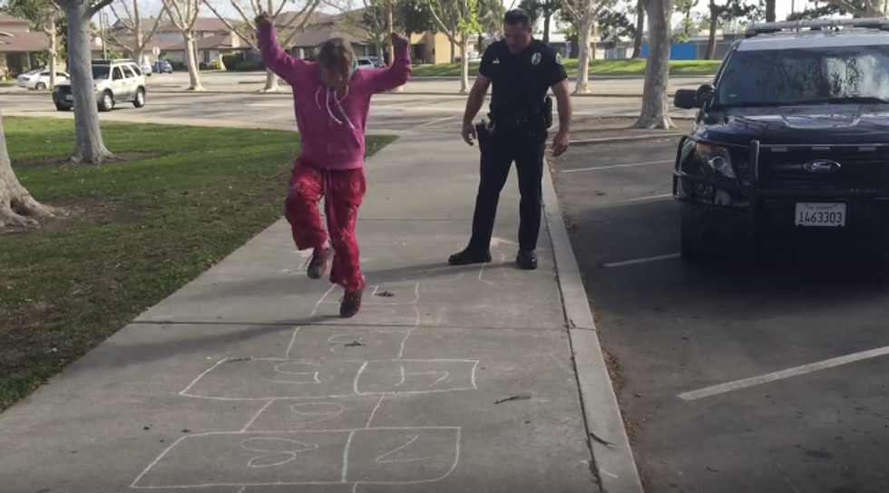 See the Adorable Technique This Officer Used to Reach Out to a Homeless Girl