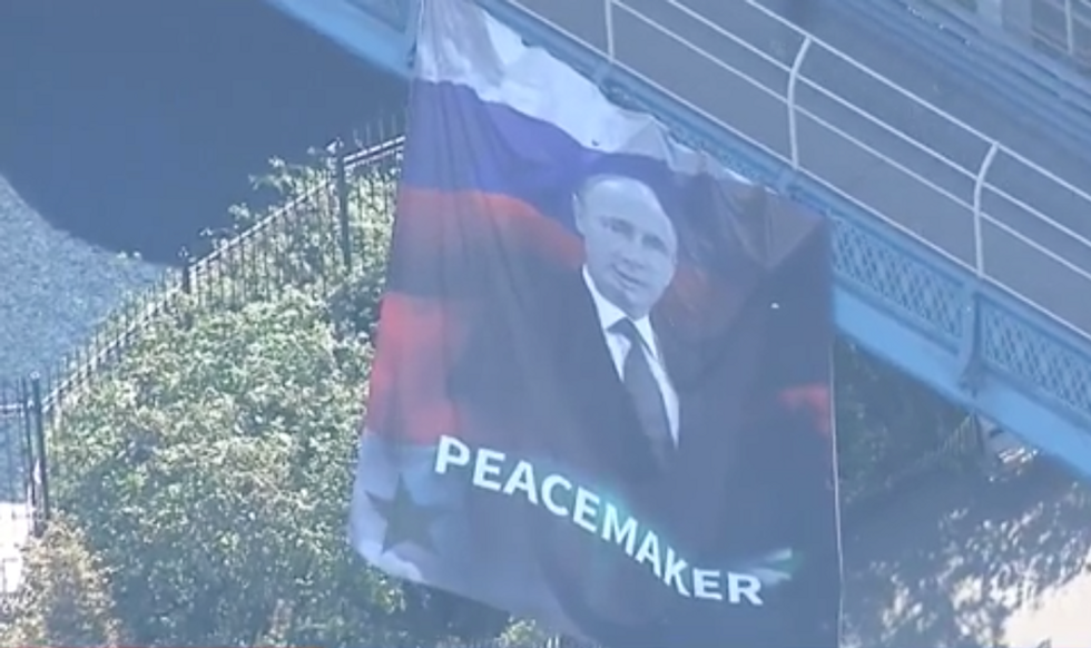 Huge banner praising Putin as a 'peacemaker' appears on Manhattan Bridge