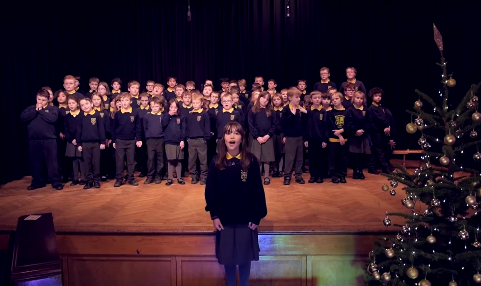 Autistic girl and her choir sing a breathtakingly beautiful Christmas version of 'Hallelujah