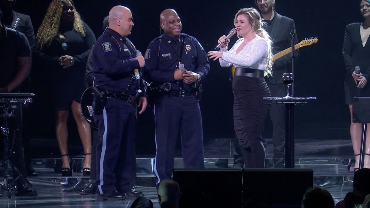 Kelly Clarkson brings Kansas officers up to perform onstage during viral concert stop