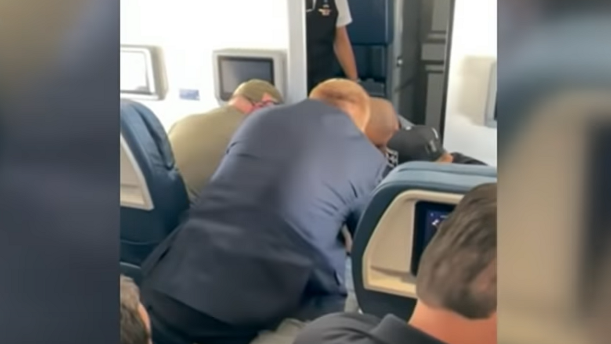 VIDEO: Unruly passenger gets hogtied after trying to storm cockpit on Delta flight