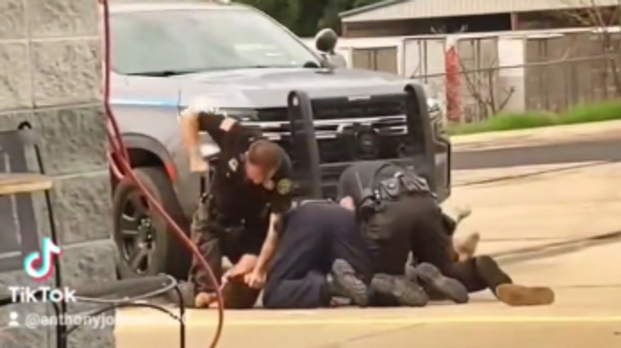 3 Arkansas officers suspended after graphic video catches them brutally pummeling man