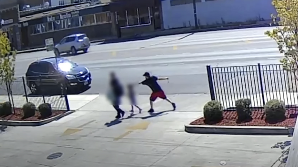 Video: Man tries to buy 5-year-old girl from mother on Chicago street, then attempts to kidnap her
