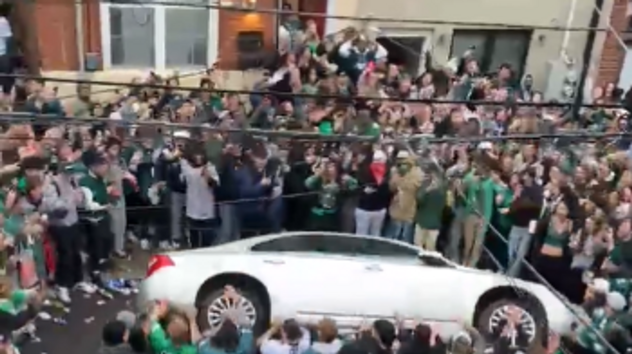 Watch Eagles fans tip car before Super Bowl even begins