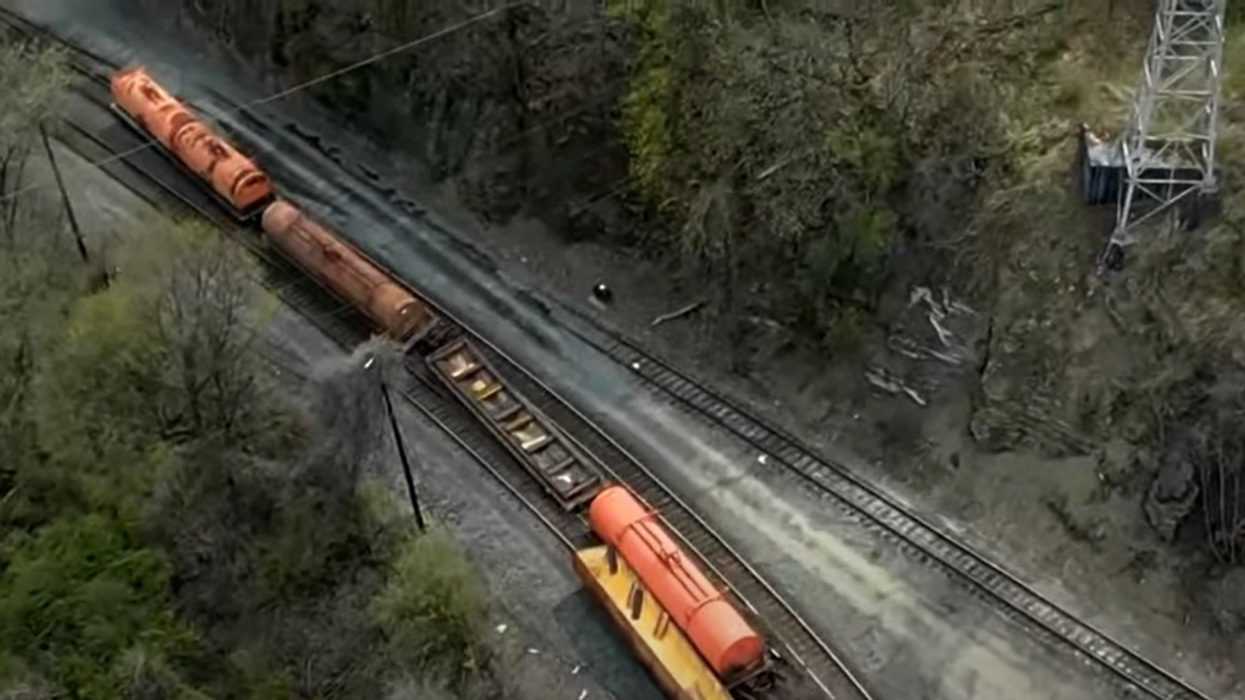 2 Norfolk Southern trains derail, spill diesel fuel and engine oil
