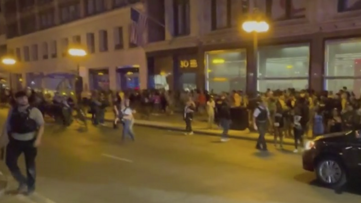 Video: Hundreds of teens flood Chicago, cars smashed, driver attacked, 2 teenagers shot