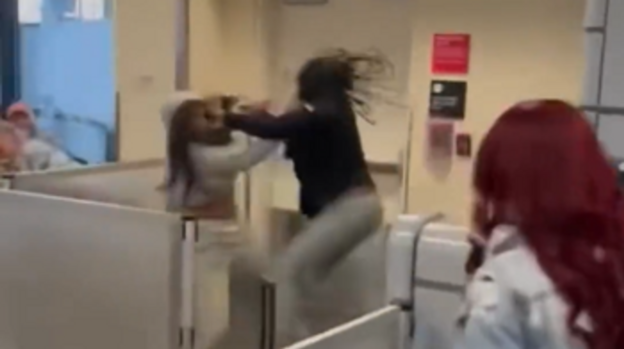 Video: Alleged pregnant woman who 'clearly smelled' of alcohol pummels Spirit Airlines employee