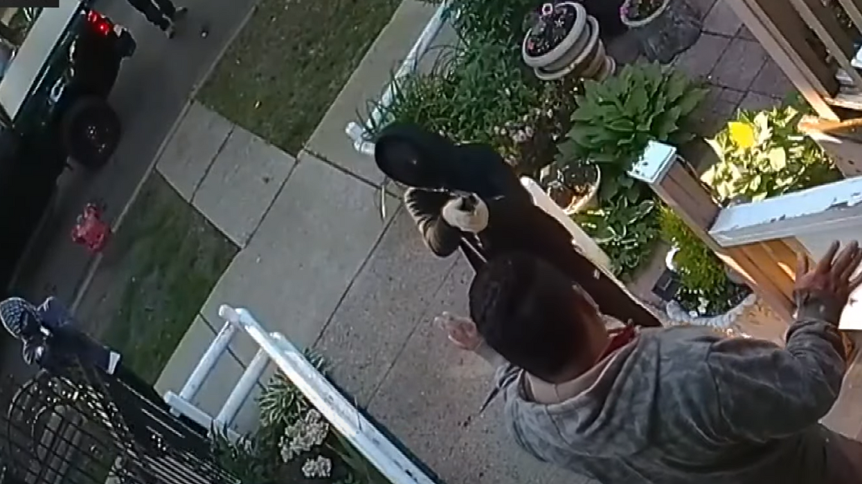 Video: Chicago father robbed at gunpoint on front porch in broad daylight with children near, police say same armed bandits may have pulled off 48 similar heists