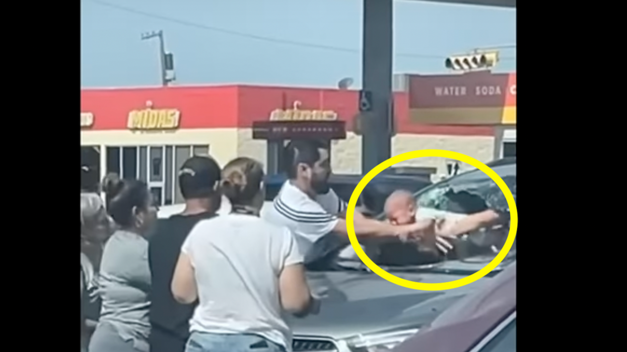 Video: People work together to rescue baby from hot car in Texas when heat index is over 100 degrees