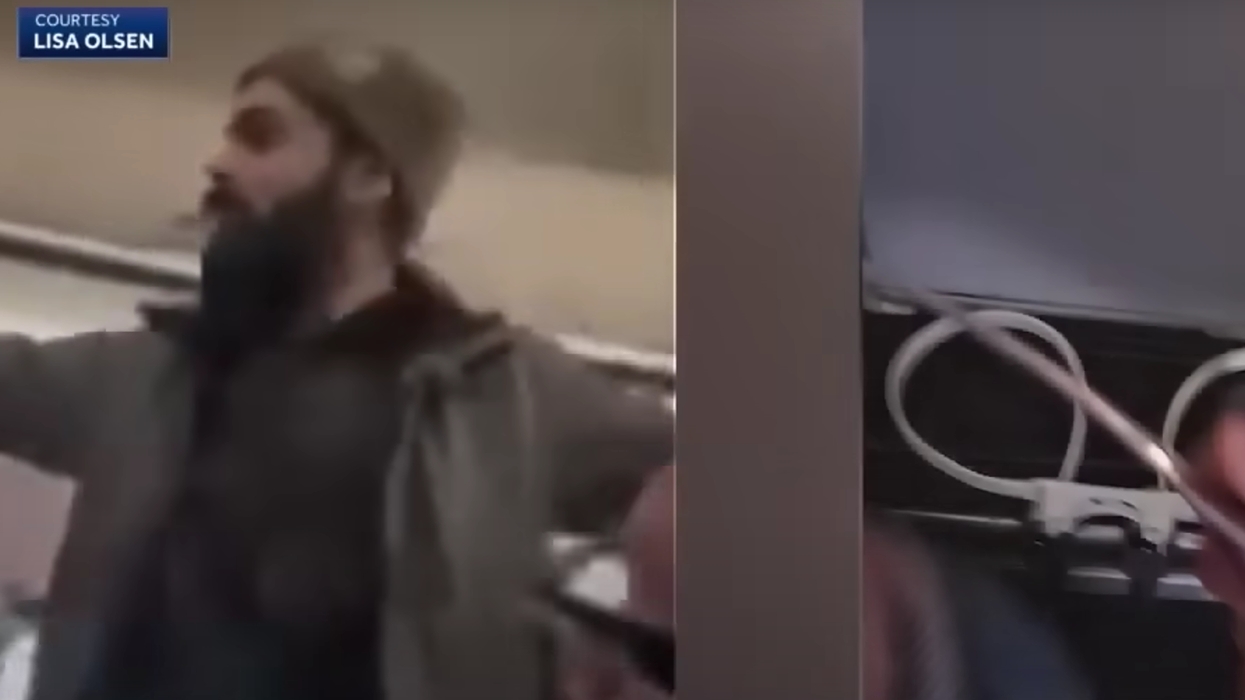 Man faces life sentence after allegedly trying to stab flight attendant, open emergency door mid-flight