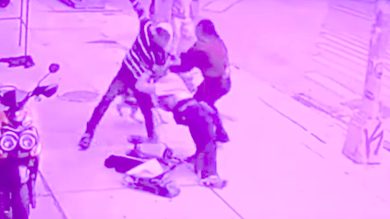Wild video shows NYC couple beat the hell out of a thug who ambushed them in broad daylight; he ends up stabbed in the head