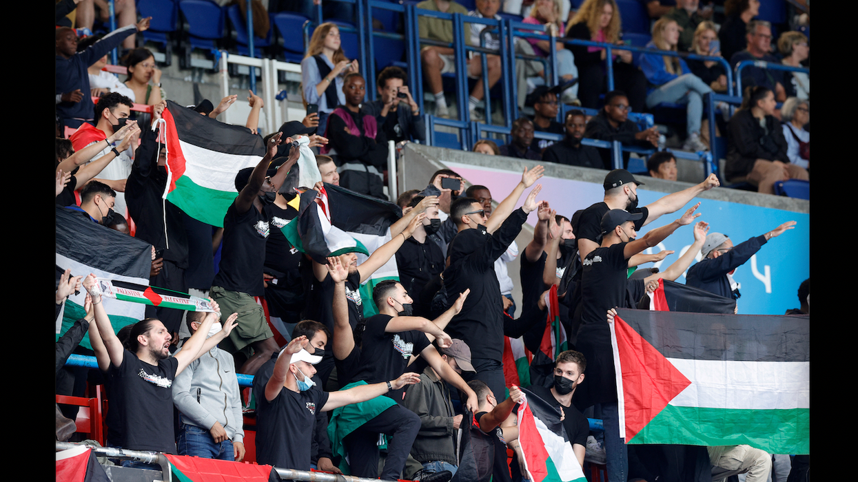 'Anti-Semitic protesters' chant 'Heil Hitler,' seemingly make Nazi salutes during Israeli national anthem at Olympics: Report