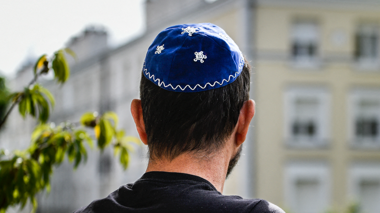 Orthodox Jewish man shot while on his way to synagogue in Chicago; suspect not charged with hate crime amid outcry