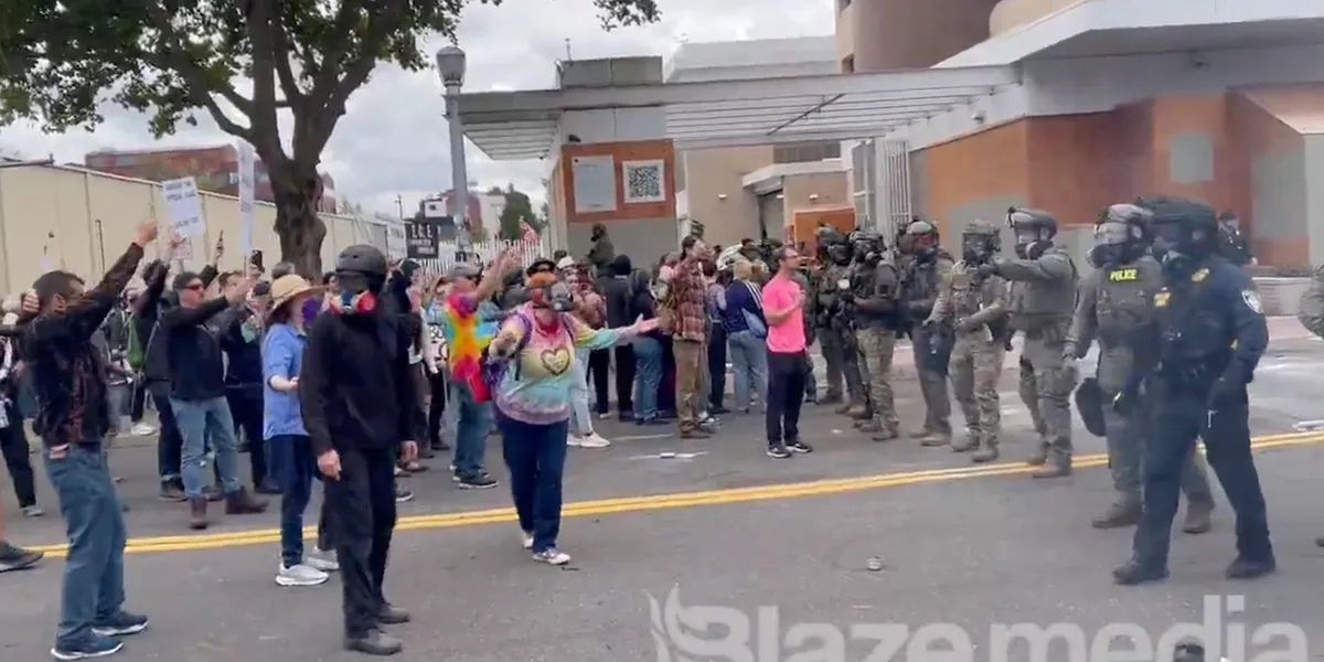 VIDEO: Federal agents clash with mob of Antifa-fueled, anti-ICE protesters in Portland VIDEO: Federal agents clash with mob of Antifa-fueled, anti-ICE protesters in Portland