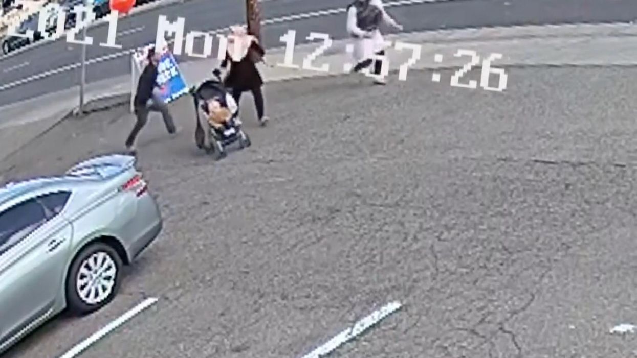Insane video captures moment woman tries to kidnap baby in broad daylight — and then 2 Good Samaritans step in