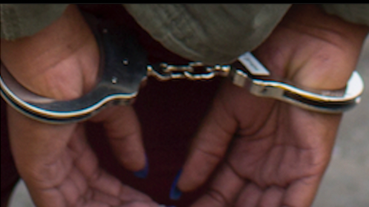 Insane video: Several females physically attack 2 uniformed cops; 1 attacker actually pulls female officer by her hair