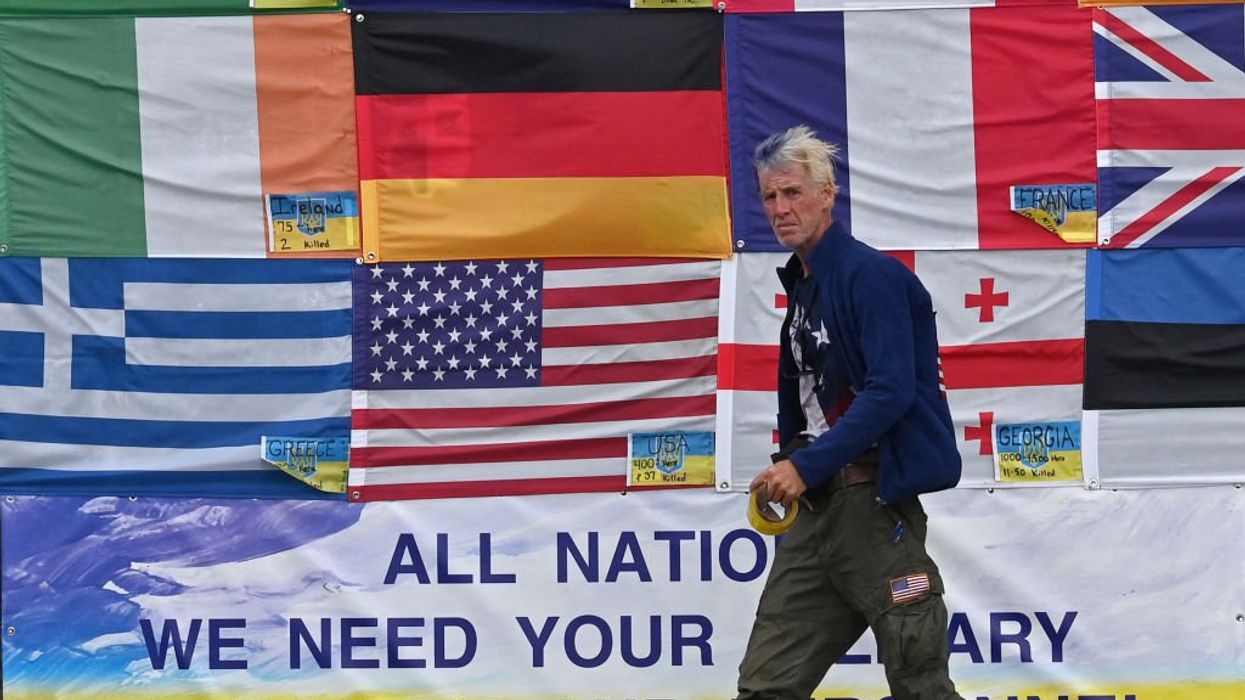 Judge allows alleged would-be assassin’s sniper expert to testify at trial over DOJ objections