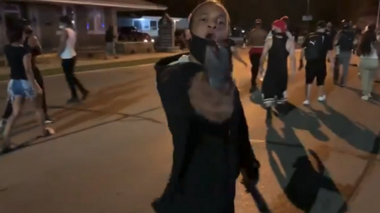 Kenosha rioter points a gun right in the face of Blaze Media reporter while he was shooting video
