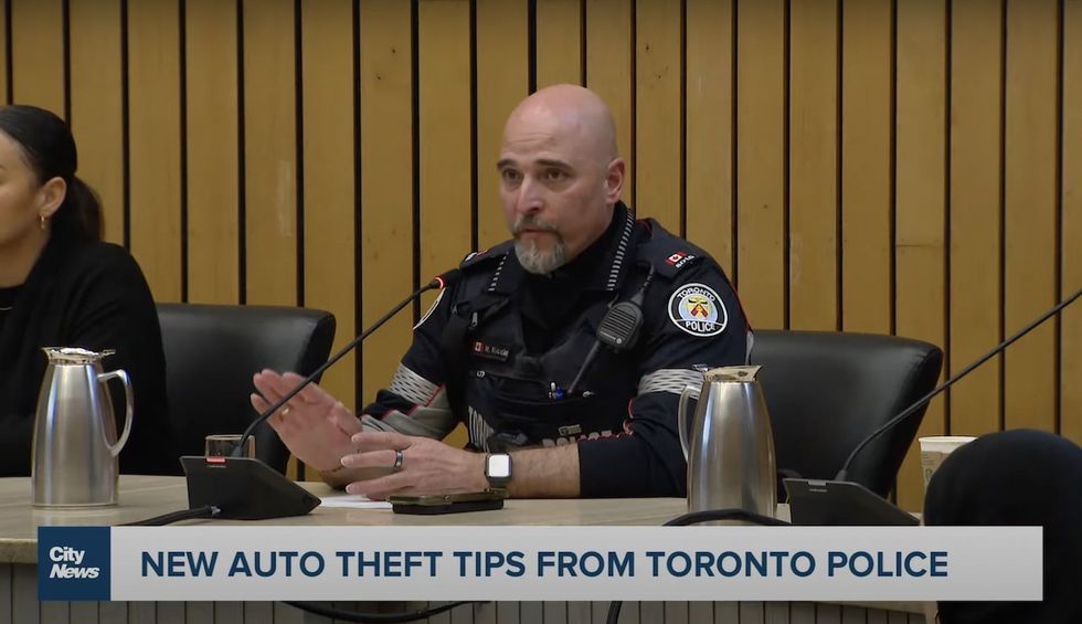 Leave your car keys at your front door so car thieves don't hurt you‚ Toronto Police tell residents. Backlash is brutal.