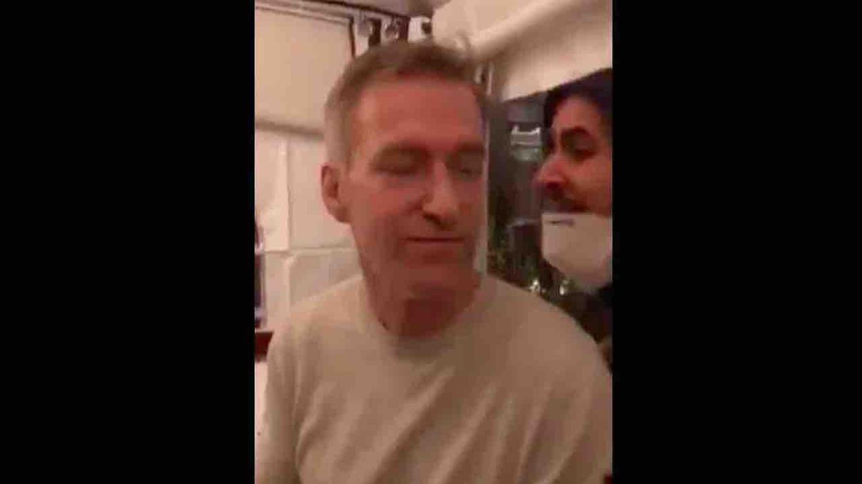 Left-wing thugs punch, scream at left-wing Portland Mayor Ted Wheeler during restaurant dinner