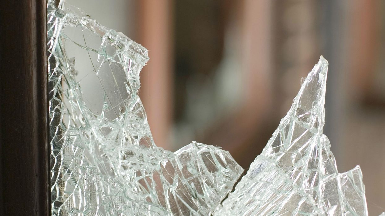 Legally armed citizen thwarts 5-man smash-and-grab attempted robbery at jewelry store