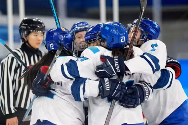Male players take over women's hockey in Minnesota — one team has 4 men