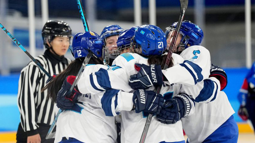 Male players take over women's hockey in Minnesota — one team has 4 men