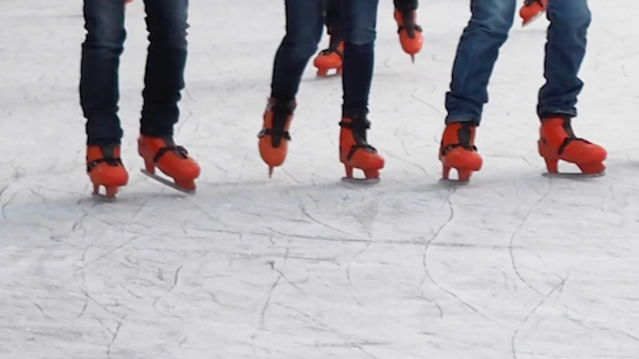 Mall shoplifter actually jumps from 2nd level trying to evade police. His dumb idea is no medal-winner. Mall shoplifter actually jumps from 2nd level trying to evade police. His dumb idea is no medal-winner.