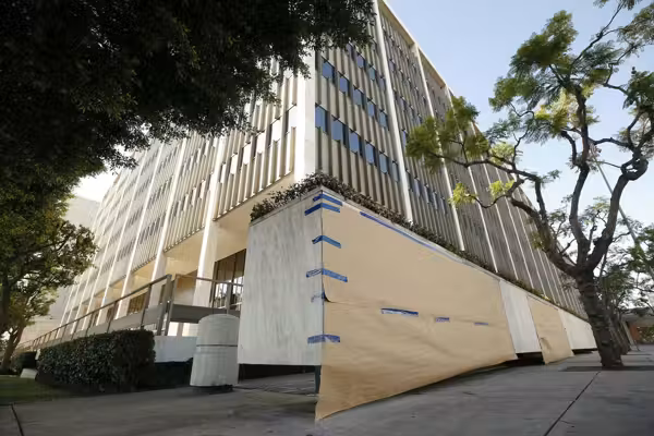 Man flings Molotov cocktails at federal building while yelling 'anti-ICE' comments, feds say