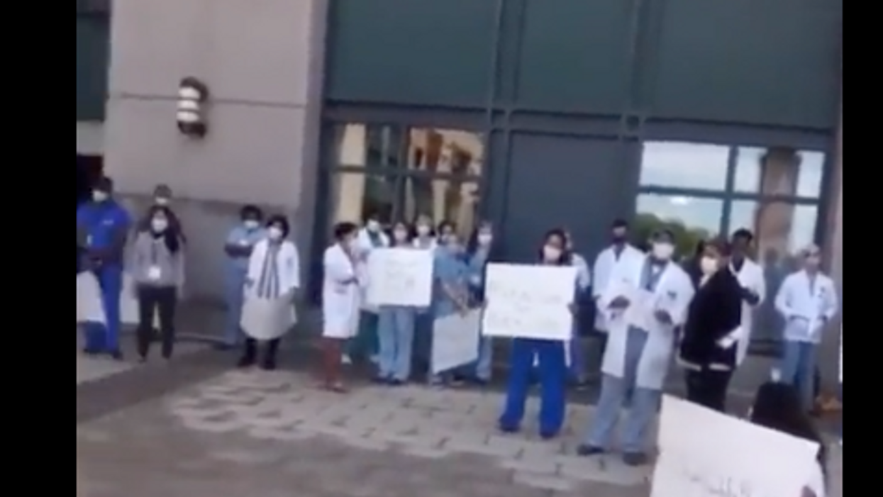 Man's simple question makes medical workers go​ SILENT during a pro-BLM protest
