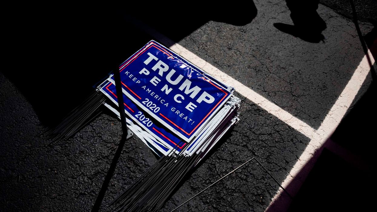 Massachusetts Trump supporter installs electric fence around Trump 2020 signs after thieves keep stealing them