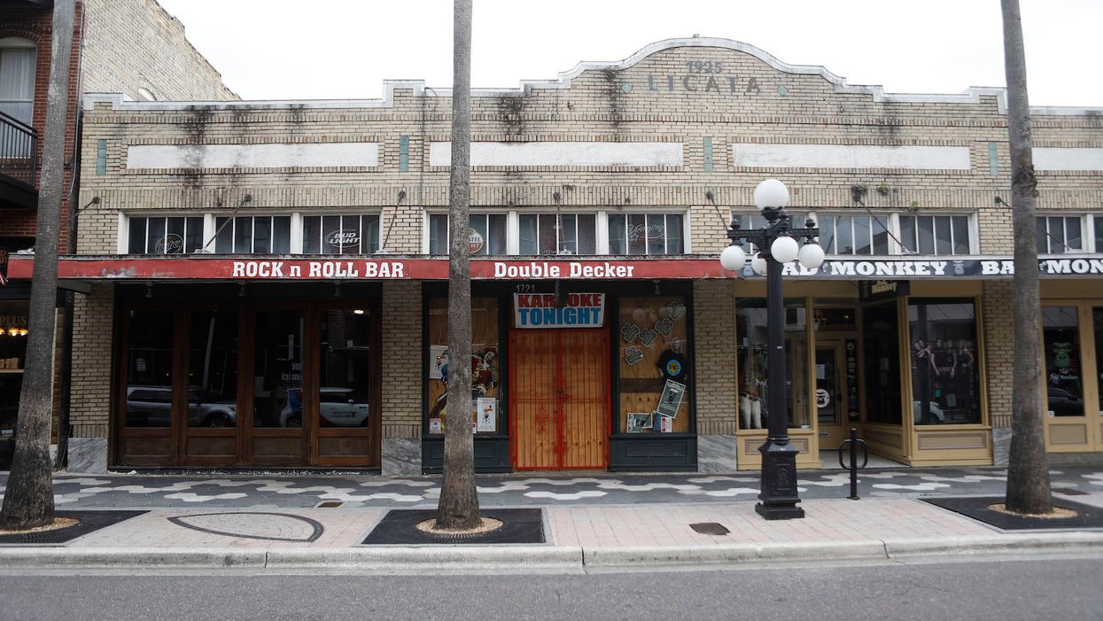 Medical experts urge political leaders to shut the country down and start over on COVID-19 response