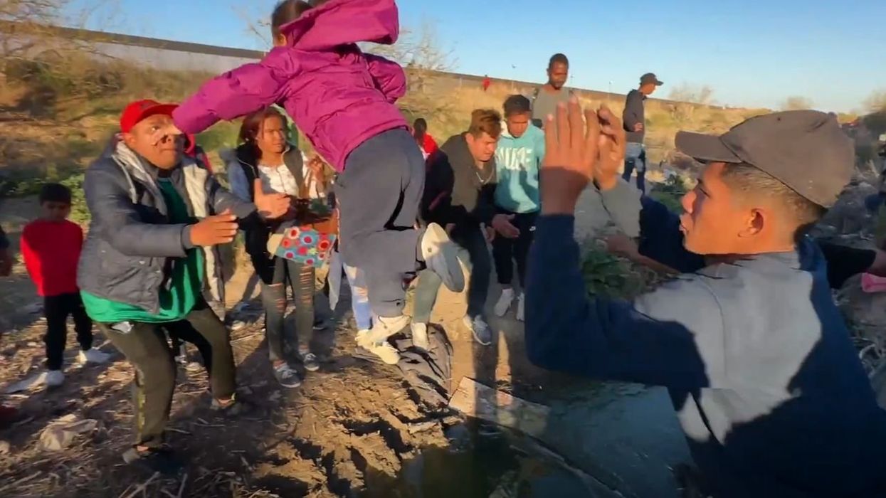 Migrants throw babies over river into US, rush border after more online rumors claim they’ll be allowed entry