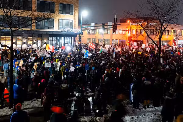 Minnesota police crack down on anti-ICE protesters, multiple arrests outside hotel