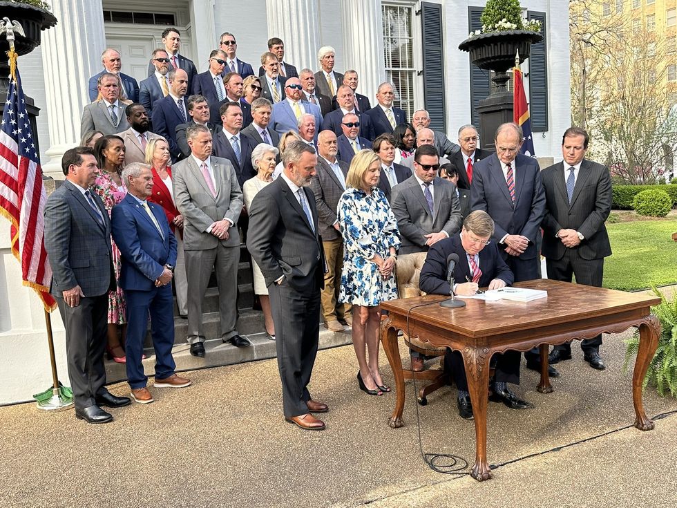Mississippi phasing out income tax, reducing tax on grocery sales