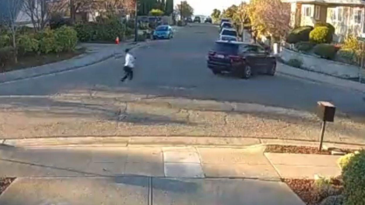 Mom chases off attempted carjacker who nearly drives away with her child in vehicle: Video
