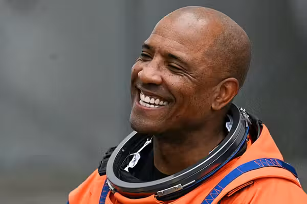 NASA's Victor Glover shares gospel as he circles dark side of the moon: 'Love God with all that you are'