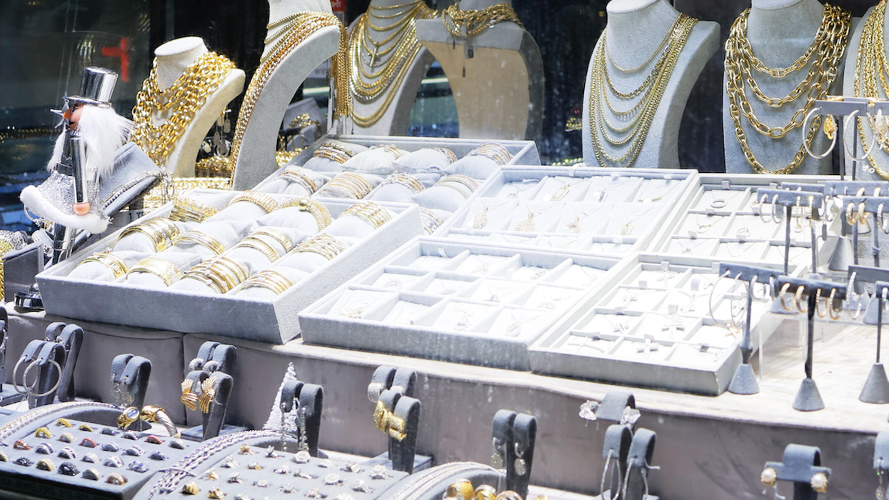 Nearly 25 thugs smash up jewelry store with crowbars, pickaxes, steal $1 million in merch — but tech helps police battle back