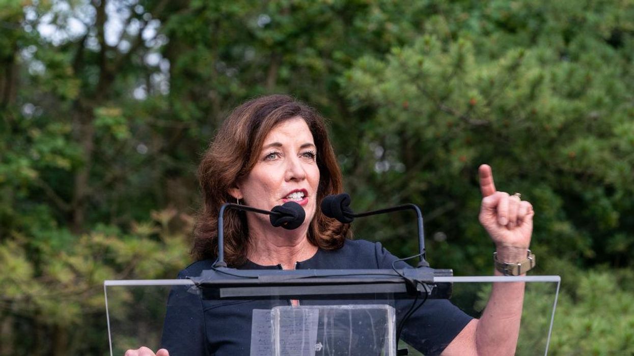 New York Gov. Hochul threatens to replace unvaccinated healthcare workers with foreigners
