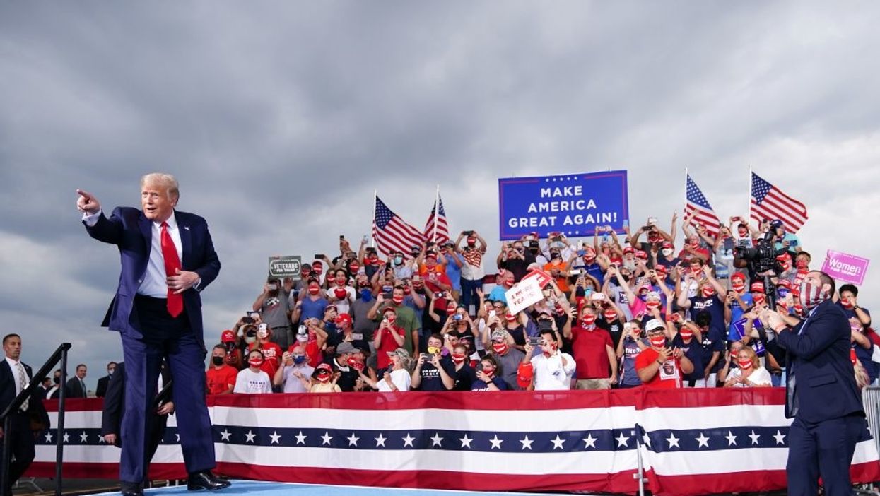 News outlet attempts to disparage mask-less Trump supporters, but nearly everyone in the photo was masked