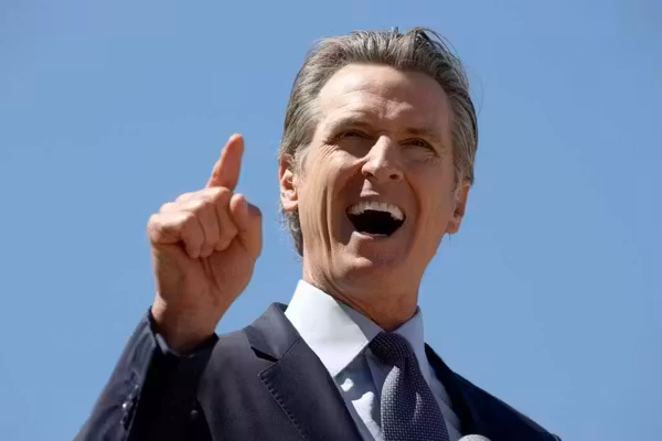 Newsom's state 'caught red-handed' illegally issuing thousands of commercial driver’s licenses to foreign truckers: DOT