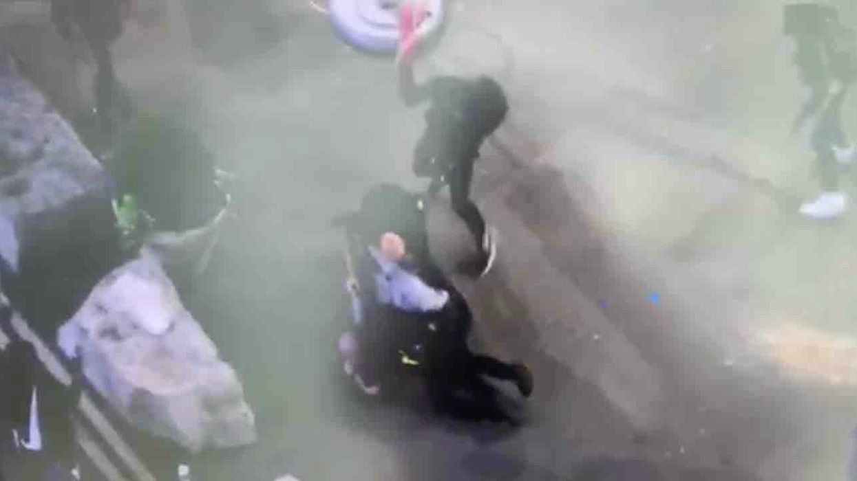 Noble freedom fighter bashes NYPD cop in head from behind with fire extinguisher, runs away