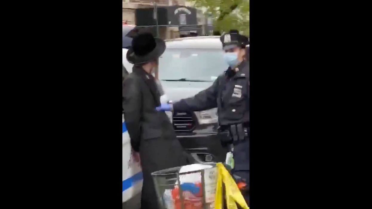 NYC cops go after large Jewish funeral procession days after Mayor Bill de Blasio singles out Jews over public gatherings
