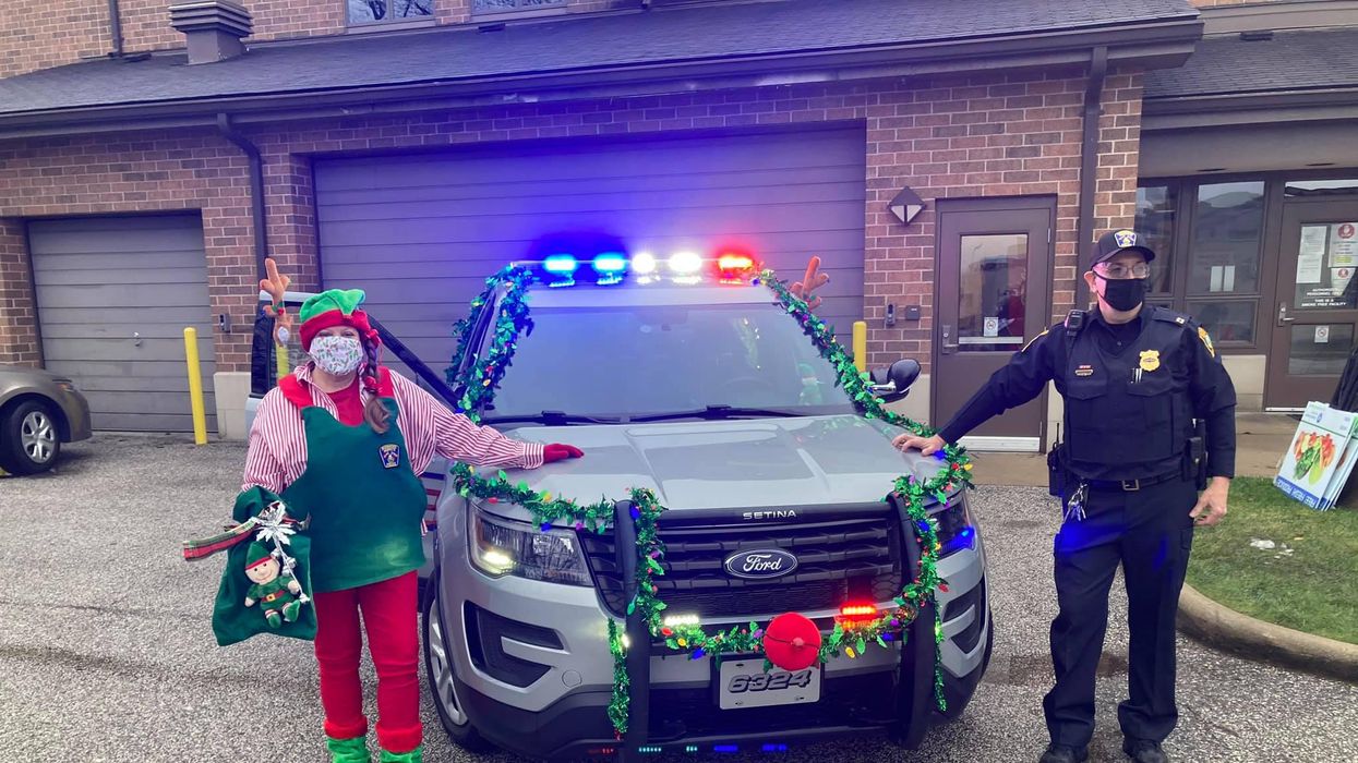 Ohio police spread holiday cheer with 'rolling Christmas carol'