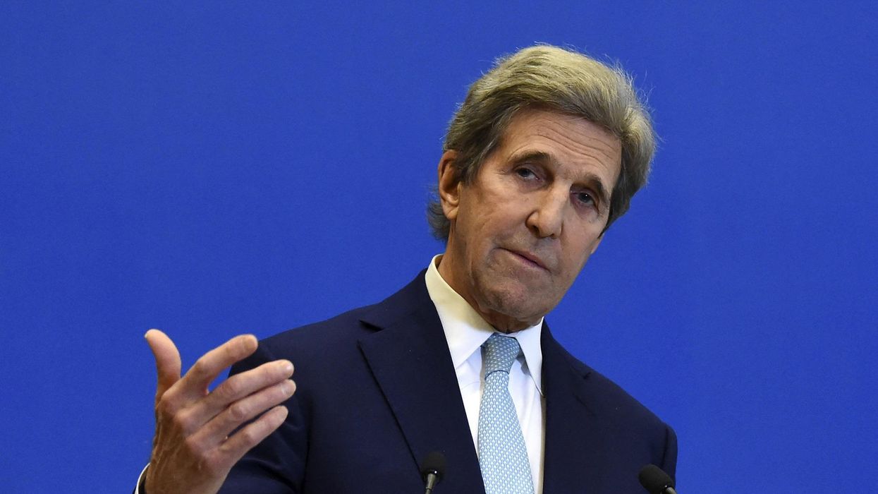 ohn Kerry busted for not wearing mask on flight — American Airlines says 'We're looking into this'