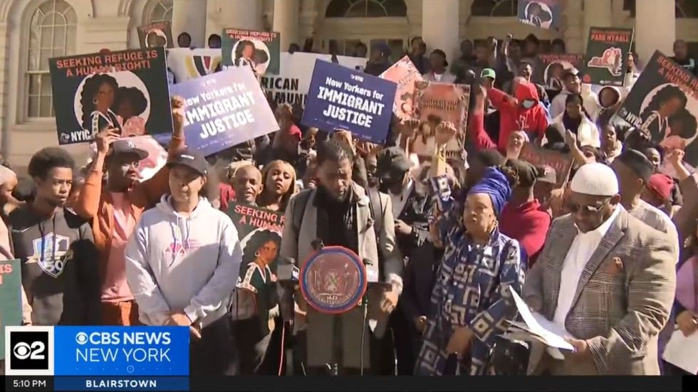 Over 1‚000 migrants rush to NYC’s City Hall over false promises of work visas‚ green cards: Report